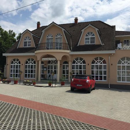 Patavar Panzio Etterem Gyongyospata Exterior foto
