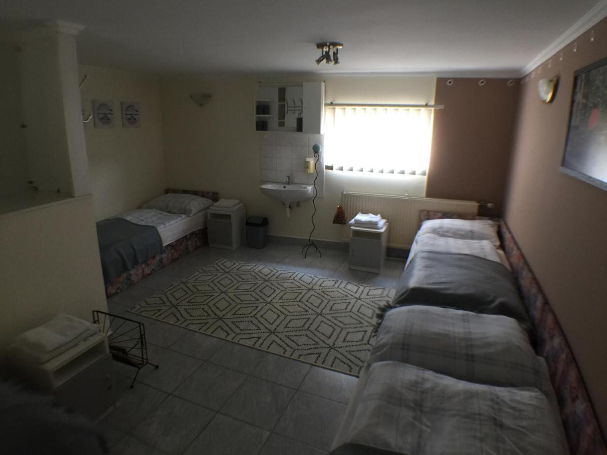 Patavar Panzio Etterem Gyongyospata Exterior foto