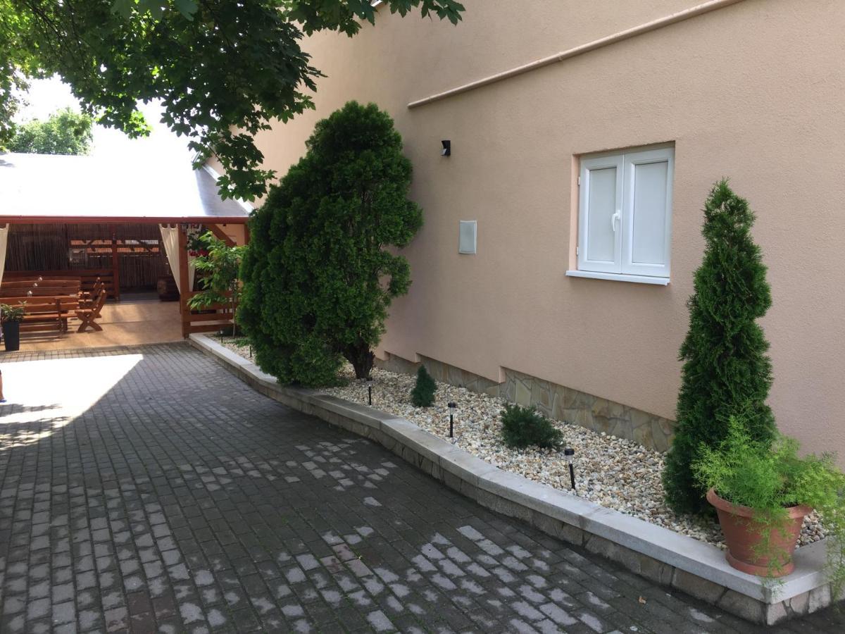 Patavar Panzio Etterem Gyongyospata Exterior foto
